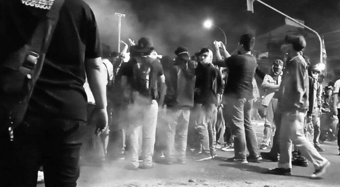 Mahasiswa Kocar Kacir Akibat Amukan Warga Karena Demo Pakai Blokade Jalan Raya Yogya – Solo